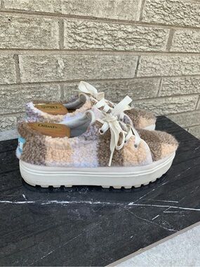 TOMS - WOMENS LACE UP LUG SHOES size 7.5